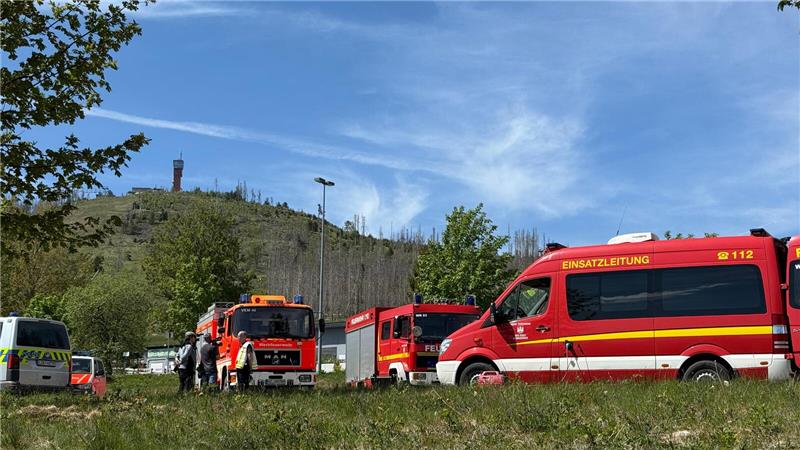 Bei Braunlage sammeln sich die Einsatzkräfte. Auch der aufsteigende Rauch des Fe...