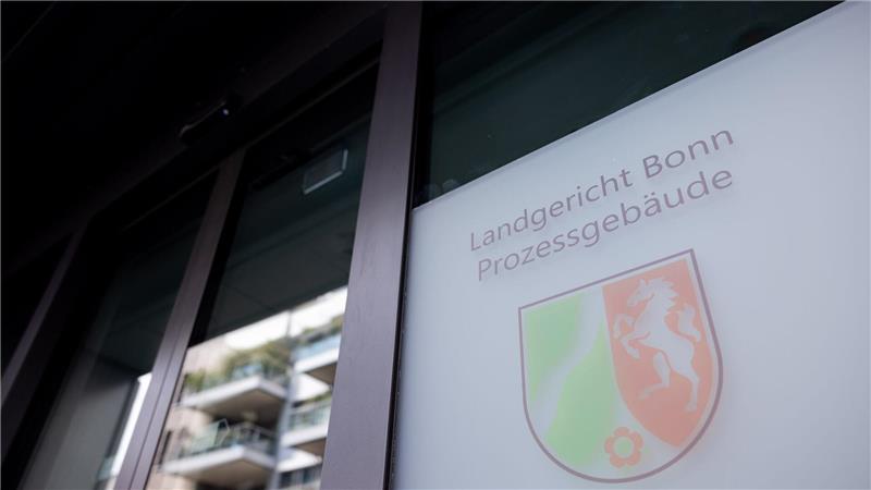 Bei Cum-Ex verschoben Finanzakteure Aktien mit („cum“) und ohne („ex“) Dividendenanspruch hin und her, um gar nicht gezahlte Steuern erstattet zu bekommen.