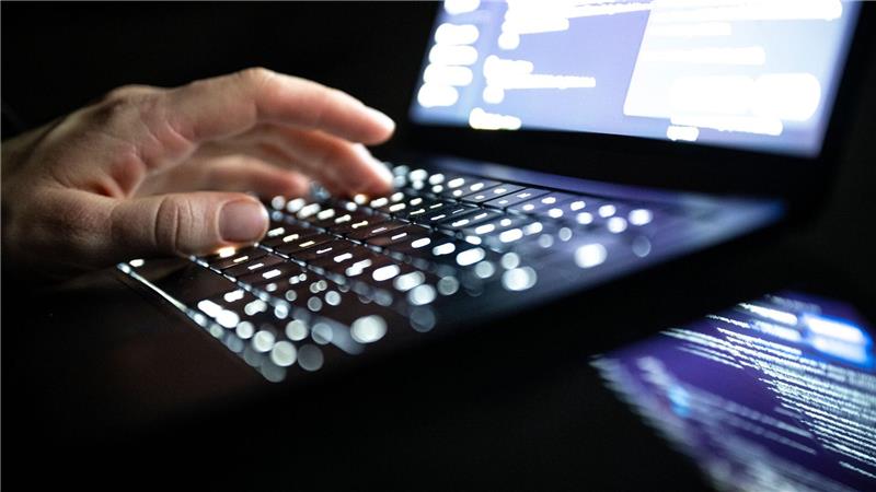 Bei DDoS-Angriffen wird eine Website oder ein Online-Dienst durch sehr viele gleichzeitige Anfragen überlastet, so dass er für normale Nutzer nicht mehr erreichbar ist. (Symbolbild)