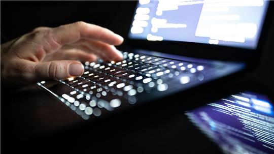 Bei DDoS-Angriffen wird eine Website oder ein Online-Dienst durch sehr viele gleichzeitige Anfragen überlastet, so dass er für normale Nutzer nicht mehr erreichbar ist. (Symbolbild)