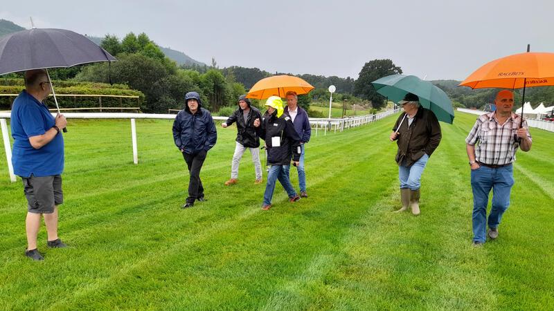 Alles okay: Grünes Licht für die Galopprennwoche Bei Dauerregen gingen die Rennbahnprüfer Dirk Hartung (gelbe Kapuze) und Sascha Wöhler (3. v. l.) mit Jürgen Deike, Peter Nordwig, Dr. Jens Borchers, Dr. Rüdiger Beier und Detlef Simon (v. l.) auf die Besichtigungstour über die Bündheimer Rennbahn.