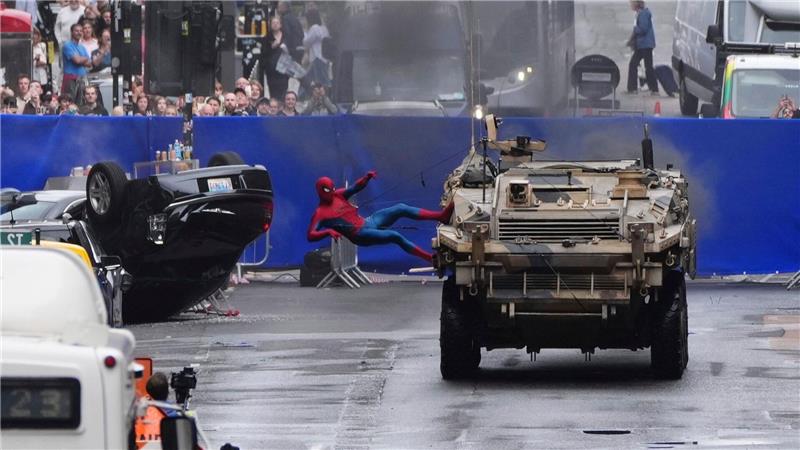 Bilder des Tages Bei Dreharbeiten zum neuen Marvel-Film „Spider-Man: Brand New Day“. im schottischen Glasgow zeigt die „Spinne“, was sie draufhat.
