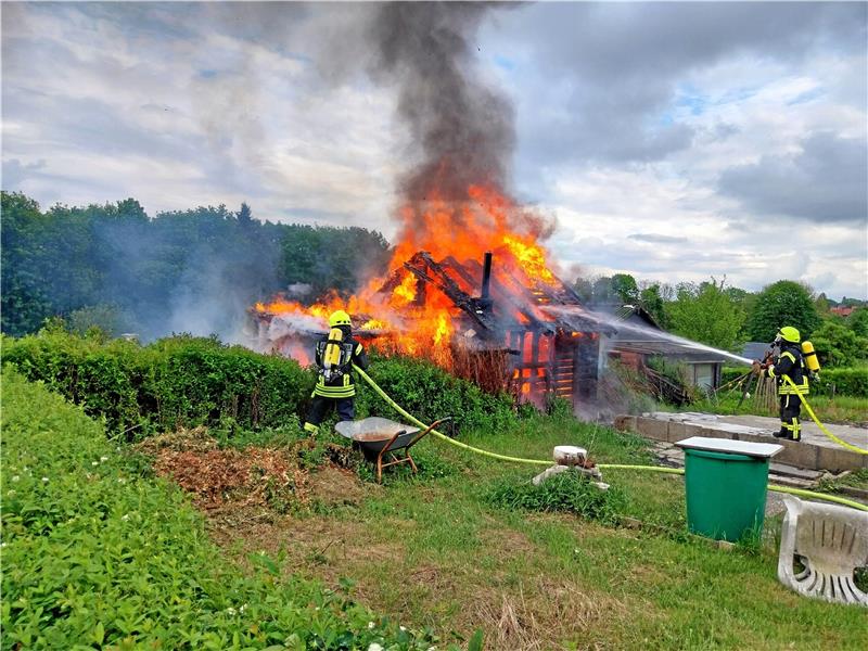 Clausthal-Zellerfeld: Feuerwehr löscht Laube in Kleingartenkolonie Bei Eintreffen der Feuerwehr steht die Laube bereits in Flammen. Fotos: Feuerwehr