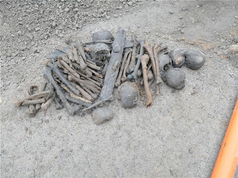 Bei Erdarbeiten nach dem Abriss eines Hauses sind in Lippetal mehrere Schädel und eine Vielzahl von Knochen gefunden worden.