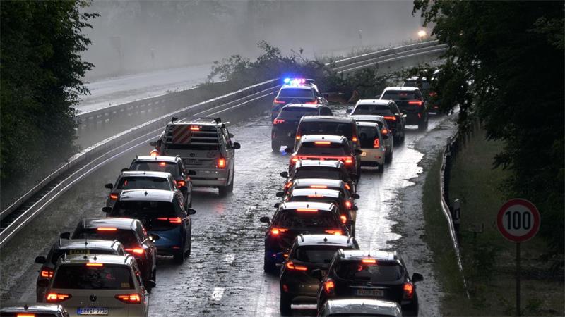 Bei Erlangen musste bereits am Dienstagabend auf dieser Straße der Verkehr umgeleitet werden, nachdem im Zuge eines Unwetters Bäume umgestürzt sind. 