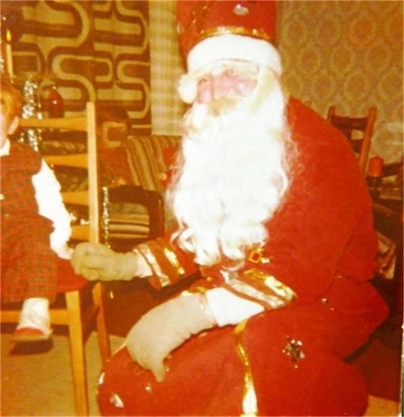 Bei Familie Thiehove war Heiligabend stets der Weihnachtsmann zu Gast. Erst Jahre später erfuhren die Kinder, dass ihr Papa immer in dem beeindruckenden Kostüm steckte.