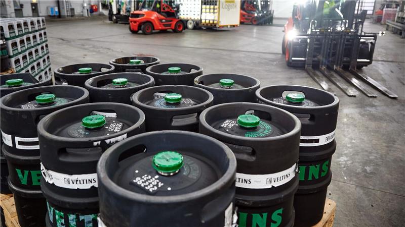 Am Bier wird gespart - Brauer und Gastro unter Druck Bei Fassbier hat Veltins einen Absatzrückgang verzeichnet. (Archivbild)