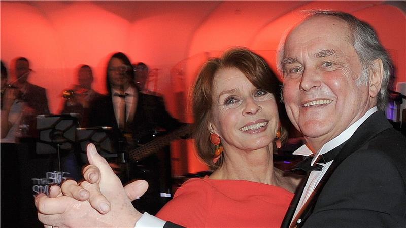 Familie als Anker – Senta Berger über Liebe, Verlust und Mut Bei Festlichkeiten wie dem Deutschen Filmball war das Ehepaar Verhoeven-Berger gerne gemeinsam zu Gast. (Archivbild)