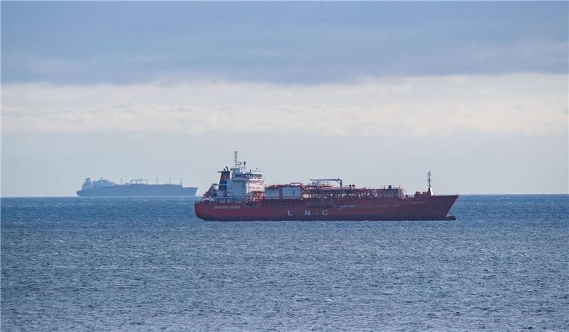 Streit um Rügener LNG-Terminal - Scholz und Habeck kommen Bei Gesprächen auf der Ostseeinsel Rügen mit Bundeskanzler Scholz soll es um den Bedarf für ein Flüssigerdgas-Terminal dort gehen.