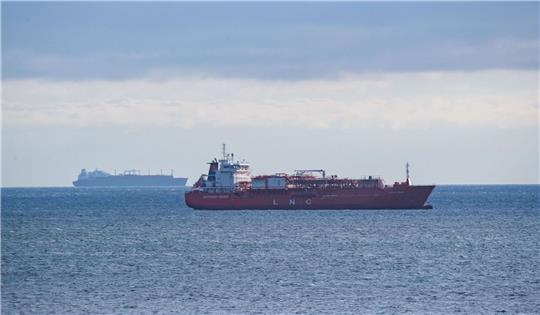 Bei Gesprächen auf der Ostseeinsel Rügen mit Bundeskanzler Scholz soll es um den Bedarf für ein Flüssigerdgas-Terminal dort gehen.