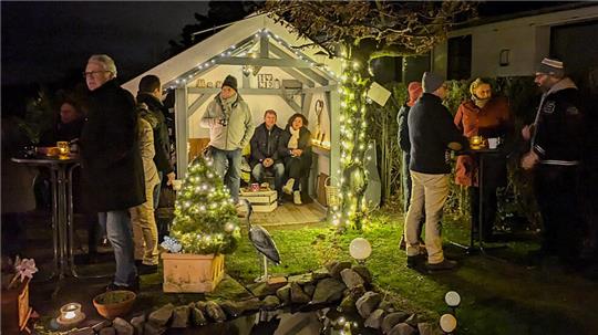 Bei Glühwein und Tee kommen die Bettingeröder und Westeröder im Garten der Grönes zusammen.