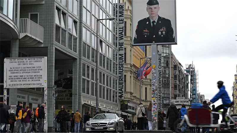 Bei Grabungen am Checkpoint Charlie wurden unter anderem Reste der alten Grenzanlage gefunden. (Archivbild)