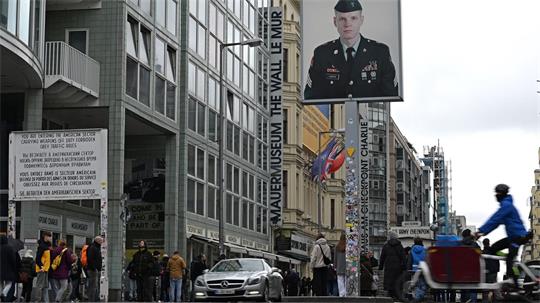Bei Grabungen am Checkpoint Charlie wurden unter anderem Reste der alten Grenzanlage gefunden. (Archivbild)
