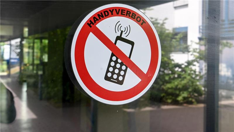 Bei Grundschulkindern ist bei Smartphone-Nutzung laut NRW-Schulministerium Zurückhaltung geboten. (Archivbild) 