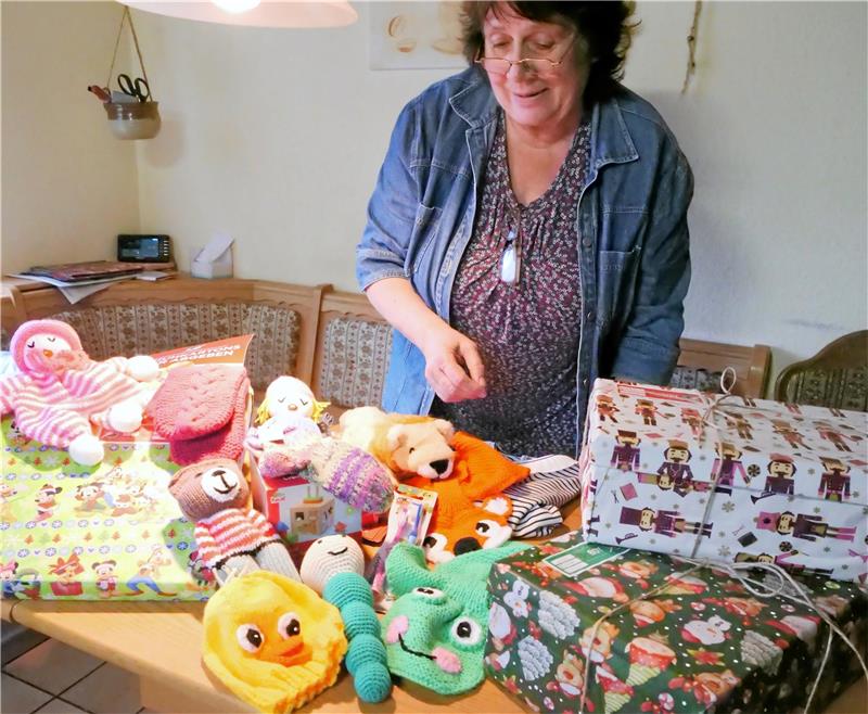 Bad Harzburg: Sie schenken armen Kindern etwas Freude Bei Gudrun Reinecke kommen die Weihnachtsgeschenke in Schuhkartons. Foto: Potthast