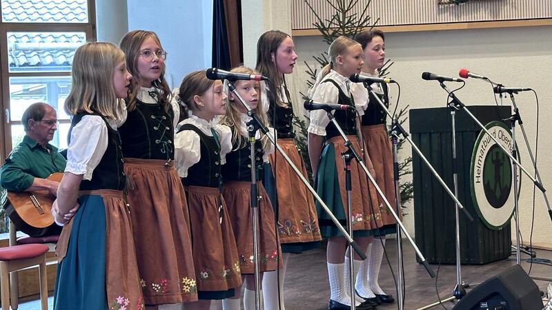 Altenauer Bruchbergsänger sind stolz auf den Nachwuchs Bei Harzer Jodlerwettstreit belegen die kleinen Bruchbergsänger des gastgebenden Heimatbundes Altenau den ersten Platz.