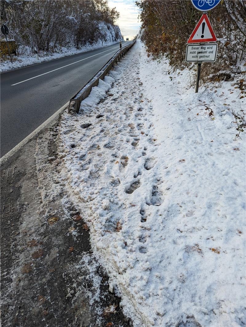 Bei Heimerode, an der L 500, weist ein Schild auf den eingeschränkten Winterdienst hin. Mittlerweile ist der Weg geräumt – doch beim nächsten Schnee könnte es wieder etwas dauern, bis die Straßenmeisterei dazu kommt, den Weg vom Schnee zu befreien. Foto: Privat