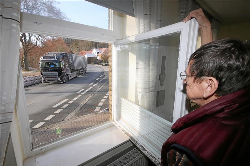 Anwohner genervt von den „Rüben-Kutschern“ Bei Henning Baumgarten aus Liebenburg rauschen täglich zahlreiche Rübentransporter am Fenster vorbei. Das fängt schon mal das Geschirr in der Vitrine an, zu scheppern. Fotos: Gereke