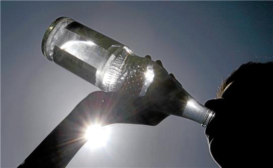Bei Hitze lauten die wichigsten Ratschläge: Die Sonne meiden und viel trinken. Foto: dpa