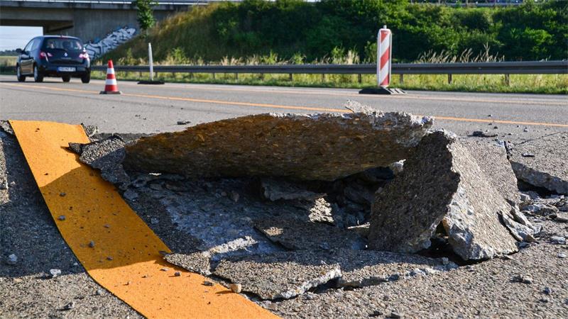 Schnieder sieht Hitzeschutz als zunehmend wichtige Aufgabe Bei Hitze wölbt sich auf manchen Autobahnen die Fahrbahn auf. Fachleute sprechen von sogenannten Blow-ups.