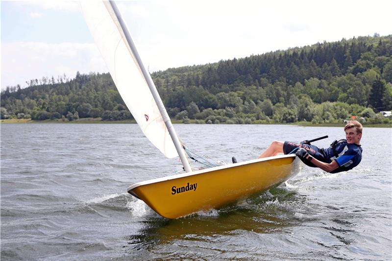 Bei Jaron sieht das Segeln ganz einfach aus. Der 16-Jährige beherrscht auch die Theorie und zeigt einen Achtknoten. Foto: Neuendorf