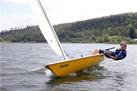 Bei Jaron sieht das Segeln ganz einfach aus. Der 16-Jährige beherrscht auch die Theorie und zeigt einen Achtknoten. Foto: Neuendorf
