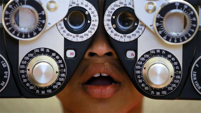 Bei Kindern und Jugendlichen mit Brille ist der Analyse zufolge keine Zunahme der Kurzsichtigkeit mehr festzustellen. 