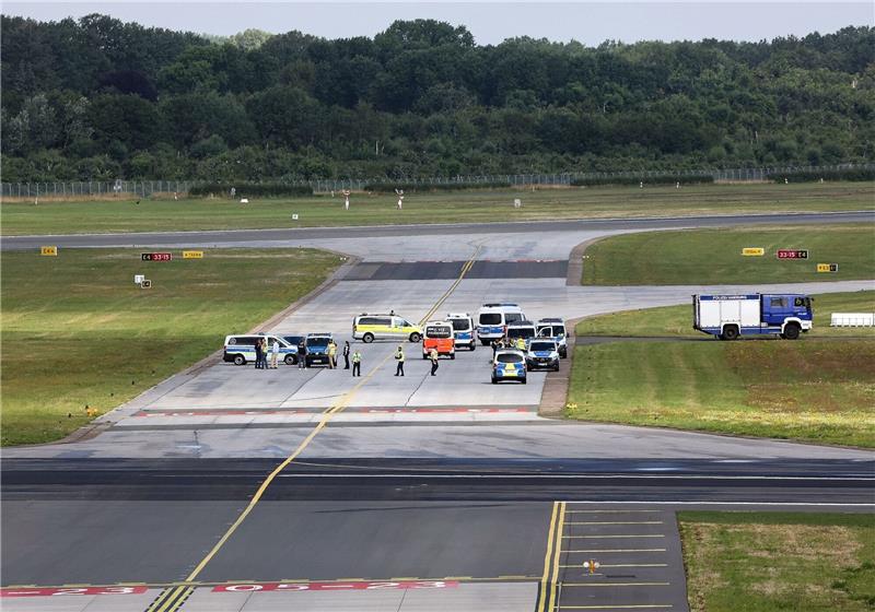 Bericht: Lufthansa fordert 740.000 Euro von Klima-Aktivisten Bei Klima-Protesten am 13. Juli am Flughafen Hamburg sollen der Lufthansa-Gruppe 400.000 Euro Schaden entstanden sein.