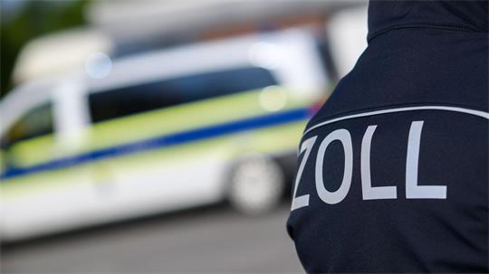 Bei Kontrollen auf der Autobahn 1 haben Einsatzkräfte eine hohe Summe an Bargeld sowie Drogen entdeckt. (Symbolbild)