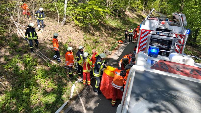 Bei Langelsheim brennt der Wald: Rund 70 Feuerwehrleute aus dem Langelsheimer Stadtgebiet und der Region sind vor Ort.