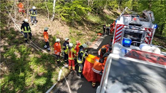 Bei Langelsheim brennt der Wald: Rund 70 Feuerwehrleute aus dem Langelsheimer Stadtgebiet und der Region sind vor Ort.