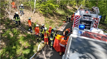 Bei Langelsheim brennt der Wald: Rund 70 Feuerwehrleute aus dem Langelsheimer Stadtgebiet und der Region sind vor Ort.