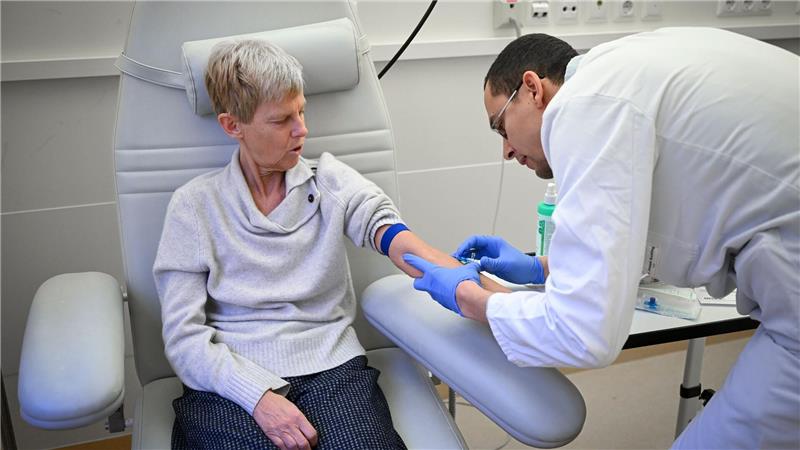 Bei Lecanemab ist alle zwei Wochen eine Infusion nötig, bei Donanemab alle vier Wochen. (Illustration)