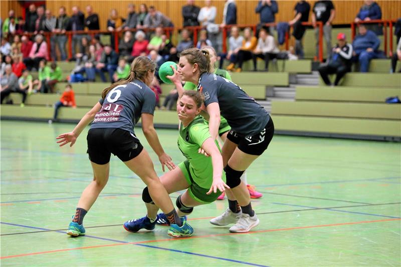 HSG Langelsheim/Astfeld im Derby-Fieber Bei Marie Ermrich (Mi.) und der HSG Langelsheim/Astfeld ist die Vorfreude auf das Duell am Samstag gegen Nachbar HSG Liebenburg-Salzgitter riesengroß. Foto: Neuendorf
