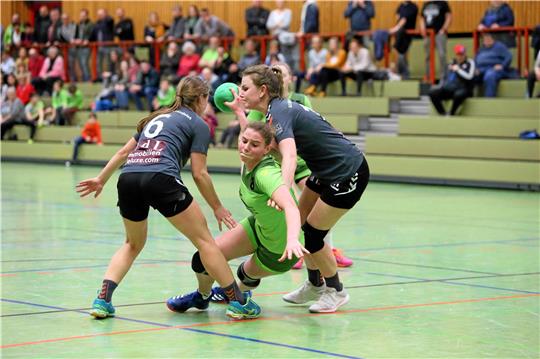 Bei Marie Ermrich (Mi.) und der HSG Langelsheim/Astfeld ist die Vorfreude auf das Duell am Samstag gegen Nachbar HSG Liebenburg-Salzgitter riesengroß. Foto: Neuendorf