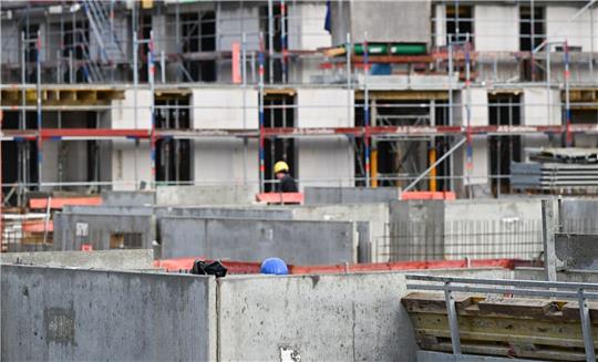 Bei Mehrfamilienhäusern verringerte sich die Zahl der genehmigten Wohnungen deutlich: um mehr als ein Viertel (minus 27,5 Prozent) auf 83.600.