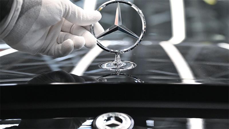 Bei Mercedes-Benz soll künftig wieder mehr im Büro vor Ort gearbeitet werden. (Archivbild)