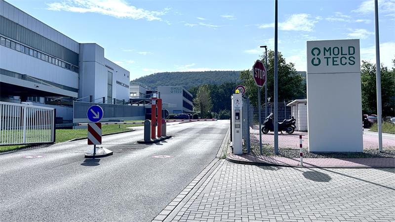 Das Bild zeigt die Werkseinfahrt zu einem großen Industriebetrieb.