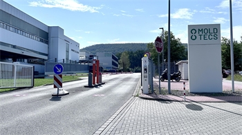 Das Bild zeigt die Werkseinfahrt zu einem großen Industriebetrieb.
