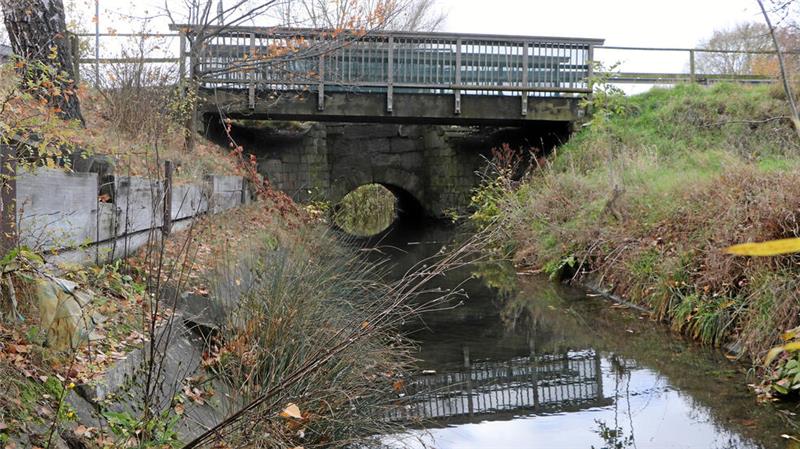 Krummbach bei Neuenkirchen soll wieder in Kurven fließen können Bei Neuenkirchen fließt der Krummbach unter einer Brücke hindurch, über die die Landesstraße 500 führt.