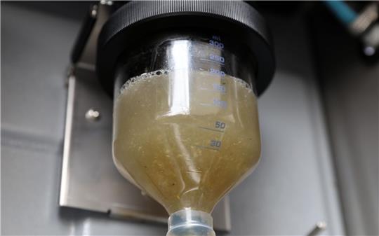 Bei Nordwasser in Rostock wird bei der automatischen Probennahme von Abwasser eine Probe entnommen, die unter anderem auf Coronaviren untersucht wird.