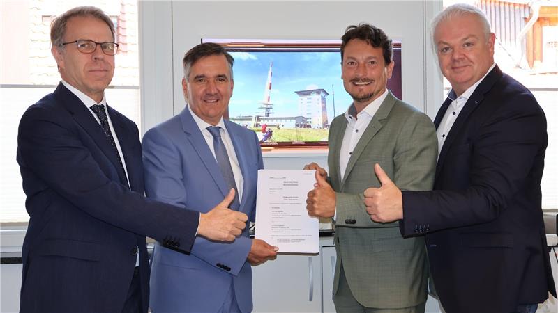 Bei Notar Maximilian Zimmer in Wernigerode unterzeichnen Landrat Thomas Balcerowski und als Vertreter des Eigentümerkonsortiums Haiko Elschner von der Harzsparkasse sowie Hauke Habekost (v. li.) von der Nord LB den Kaufvertrag für die Brockenkuppe.