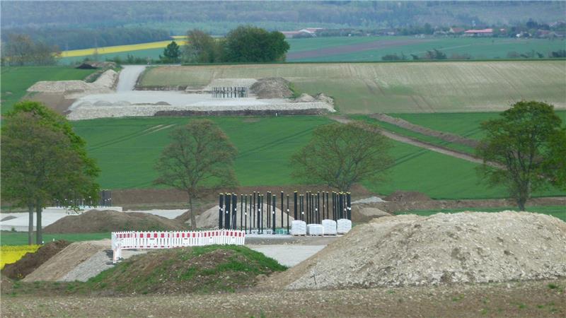 Bei Ostharingen entsteht derzeit auf einer Fläche von zunächst 160 Hektar ein Windenergiegebiet mit zwölf Anlagen. Die Fläche soll später erweitert werden. Die Gefahr für Vögel durch Kollisionen ist groß, wird aber in Kauf genommen.