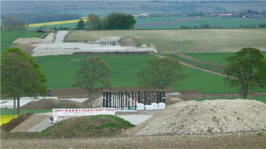 Bei Ostharingen entsteht derzeit auf einer Fläche von zunächst 160 Hektar ein Windenergiegebiet mit zwölf Anlagen. Die Fläche soll später erweitert werden. Die Gefahr für Vögel durch Kollisionen ist groß, wird aber in Kauf genommen.
