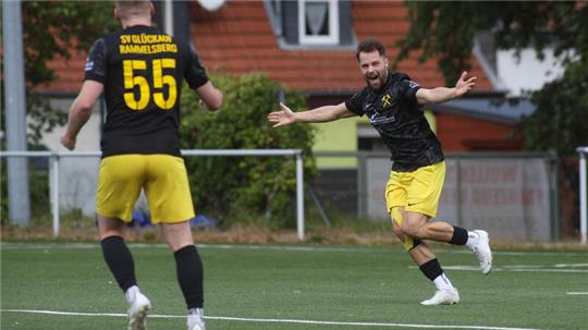Fußballspieler Patrick Czaja bejubelt seinen Treffer für den SV Rammelsberg. Sein Mitspieler Marcel Sollorz freut sich für den Stürmer.