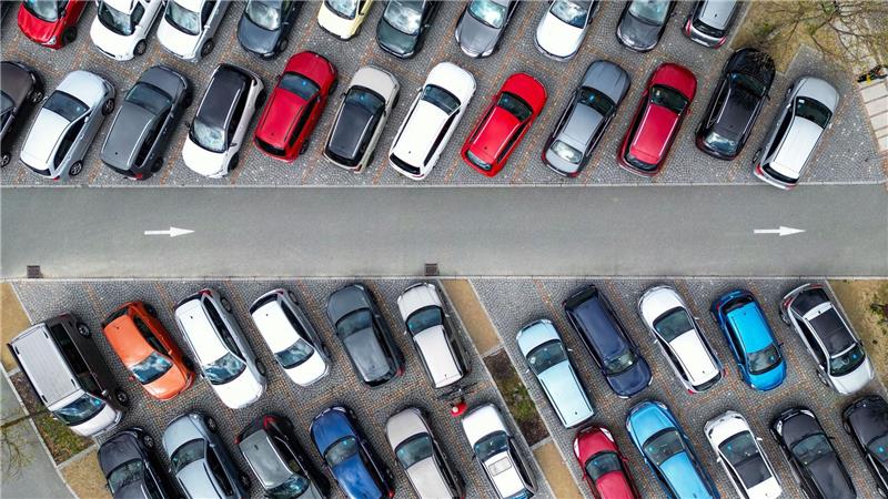 Bei Pkw-Neuzulassungen dominieren weiter gedeckte Lackierungen. (Archivbild)