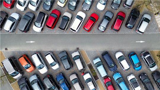 Bei Pkw-Neuzulassungen dominieren weiter gedeckte Lackierungen. (Archivbild)