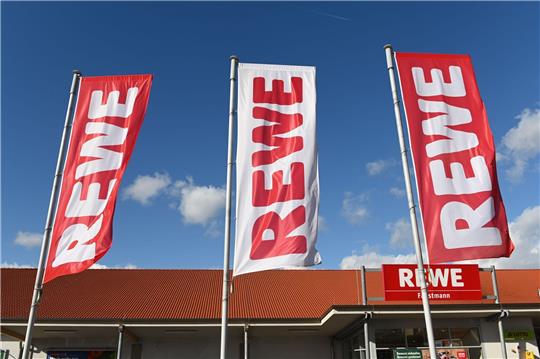 Bei Rewe sind die Gläser von «Rewe Bio» mit Mindesthaltbarkeitsdatum bis einschließlich 06.01.2025 betroffen, bei Penny die der Eigenmarke «Naturgut» mit Haltbarkeit bis einschließlich 17.04.2024.
