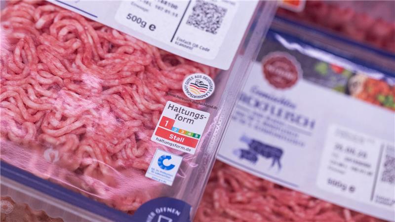 Bei Rindfleisch aus dem SB-Regal kamen 2024 noch 62,4 Prozent aus der untersten Haltungsstufe 1 - nach 75,6 Prozent im Jahr zuvor.