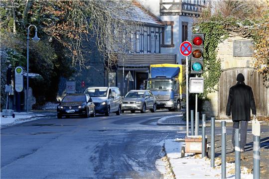 Bei Rot halten, auch wenn die Baustellen-Ampel noch gar keine Baustelle regelt: Witterungsbedingt hat die Firma die Arbeit am Montag nicht aufgenommen.  Foto: Epping